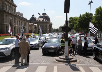 2.000 Taxis demonstrieren in Paris gegen Uber und Mietwagen