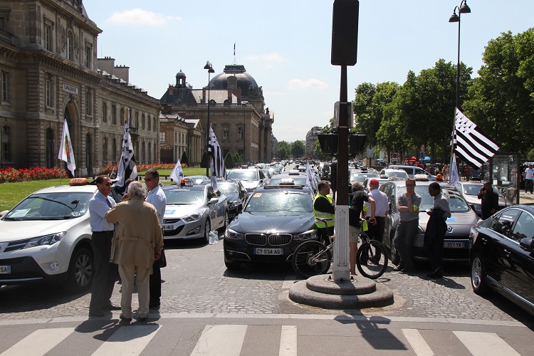 2.000 Taxis demonstrieren in Paris gegen Uber und Mietwagen