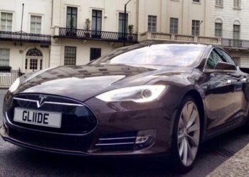 Schlange stehen im Tesla Modell S-Taxi