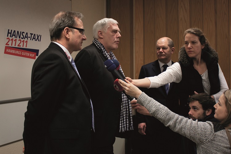 Hamburger Bürgermeister besucht Taxizentrale