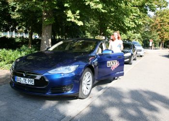 Roxana Ioana Cruceru fährt Baden-Badens erstes Elektro-Taxi für Taxi-Holl. Bildrechte: Taxi-Holl.