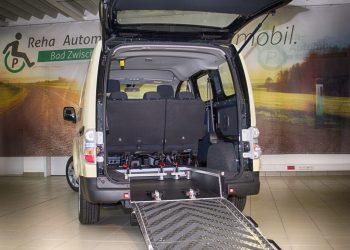 Nissans Elektrovan kann auch Rollstuhlbeförderung