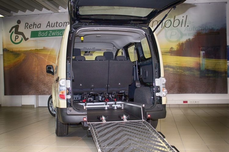 Nissans Elektrovan kann auch Rollstuhlbeförderung