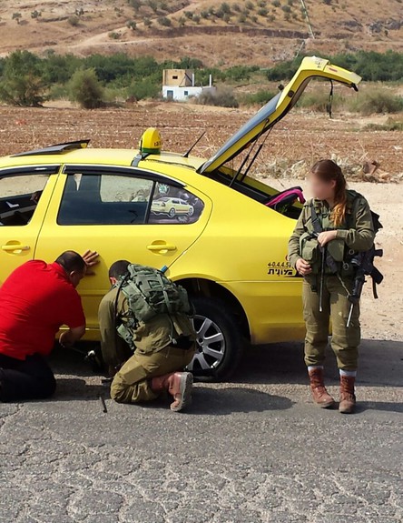 Israeli Security forces seize 140 kg of poultry in taxi at checkpoint