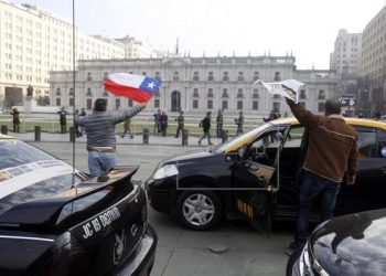 Chilean taxi drivers in protest against Uber