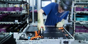 Produktion von Lithium-Ionen-Akkus bei BMW in Dingolfing.