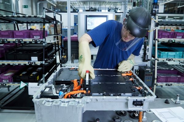 Produktion von Lithium-Ionen-Akkus bei BMW in Dingolfing.