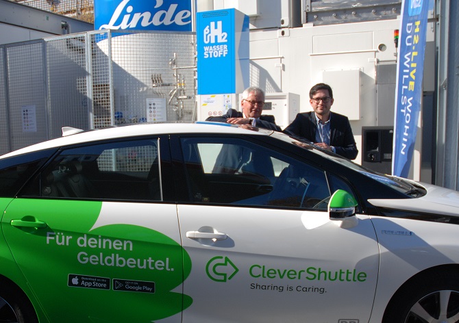 Manfred Draschner, Toyota Deutschland und Bruno Ginnuth, GV CleverShuttle Foto: Taxi Times