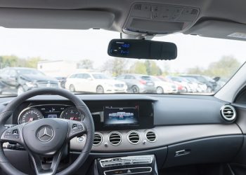Spiegelwegstreckenzähler P6SW im Mercedes-Benz W213 Foto: Semitron