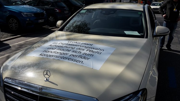 Ohrenbetäubende Taxi-Demo gegen Moia in Hamburg