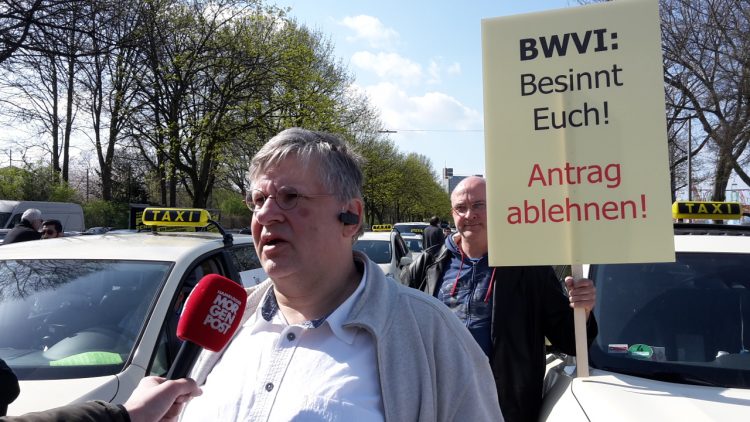 Ohrenbetäubende Taxi-Demo gegen Moia in Hamburg