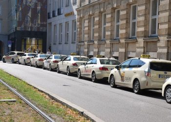 Münchens Taxifahrer fühlen sich von immer mehr unrechtmäßig agierenden Uber-Partnern an den Rand ihrer Existenz gedrängt. Symbolfoto: Taxi Times