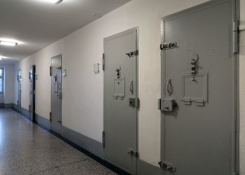 Taxifahrer mit Messer bedroht: Zweieinhalb Jahre Haft