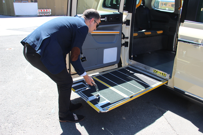 Die Rollstuhlrampe gibt es serienmäßig. Foto: Taxi Times / Thomas Müller