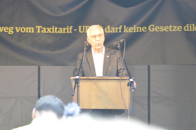 Taxidemo in Nürnberg: Hände weg vom Taxitarif