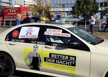 Unteilbar-Demo: Berliner Taxis mittendrin
