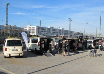 Rolli-Umrüster beim Münchner Inklusions-Taxi-Tag