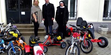 Taxi 40100 beschenkt Kinder