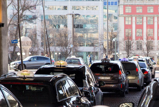 Einzigartig: Norwegens E-Taxis werden kabellos geladen