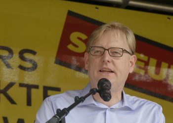 Taxidemo Frankfurt am Main: Kundgebung mit Schweigeminute