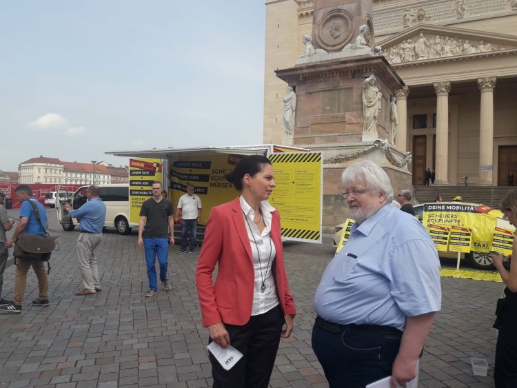 Tour-Ticker: Scheuerwehr durch 16 Bundesländer – Tag 1: Brandenburg – Staatssekretärin Jesse stellt sich