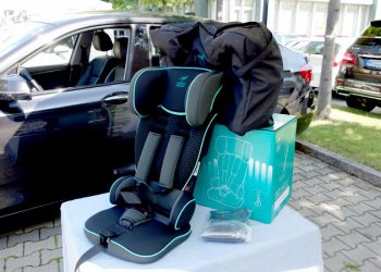 Platzsparender Kindersitz für den Einsatz im Taxi