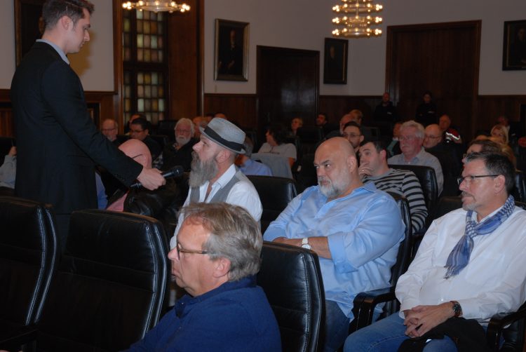 FDP, Uber, Taxi: In Wuppertal wird kontrovers über die digitale Zukunft der Taxibranche diskutiert