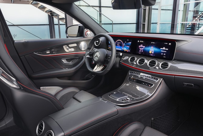 Neben den großen Monitoren ist das Lenkrad eine der auffälligsten Neuerungen. Foto: Daimler AG