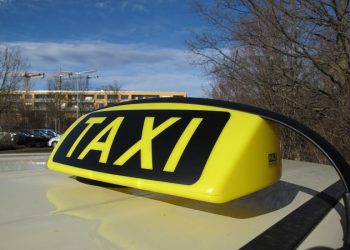 Dürüst taksi şoförü yaşlı bir vatandaşı çok mutlu etti