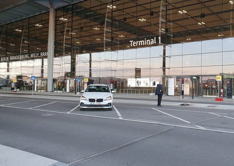 Taxi-Halteplätze am BER am Tag der Eröffnung noch nicht beschildert