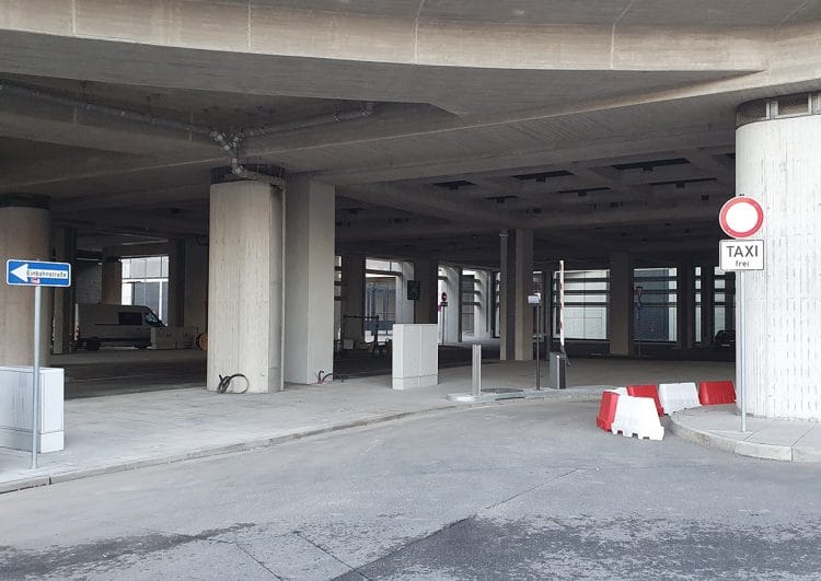 Taxi-Halteplätze am BER am Tag der Eröffnung noch nicht beschildert