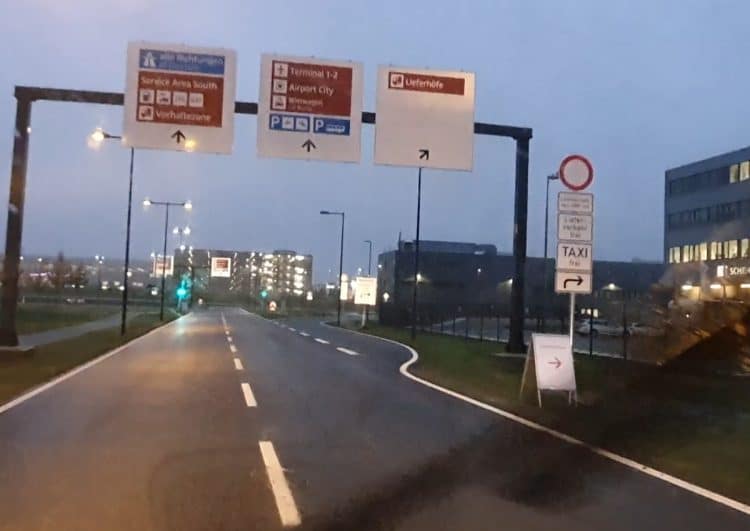 Taxi-Halteplätze am BER am Tag der Eröffnung noch nicht beschildert