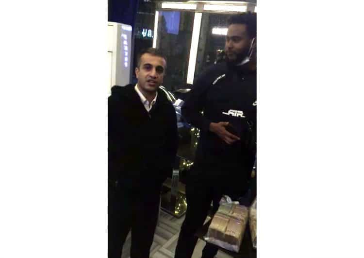 Taksici aracında unutulan 300 bin Euro’yu sahibine teslim etti