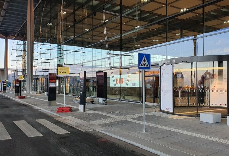 Maskenpflicht, Kartenzahlung, Pflichtfahrgebiet – Rechte und Pflichten am Flughafen BER