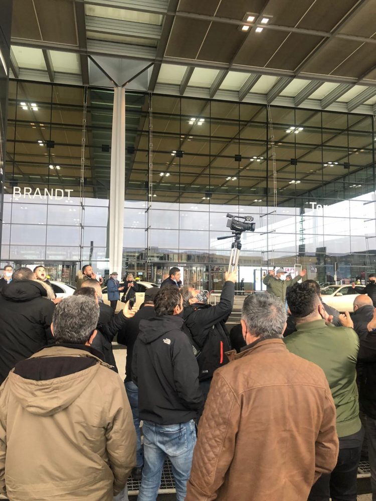 Açılış gününde BER-Anlaşmasına karşı Taksi Protestosu