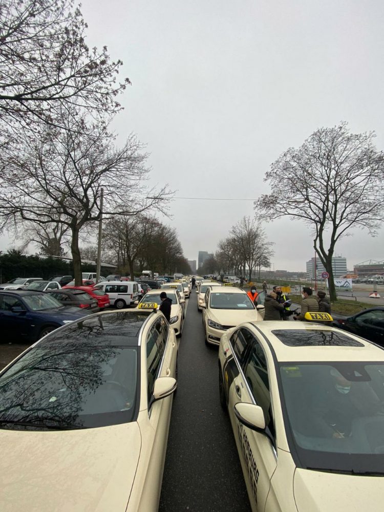 Taxi-Demo in Hamburg: „5 vor 12 – Finanzielle Unterstützung des Taxigewerbes“