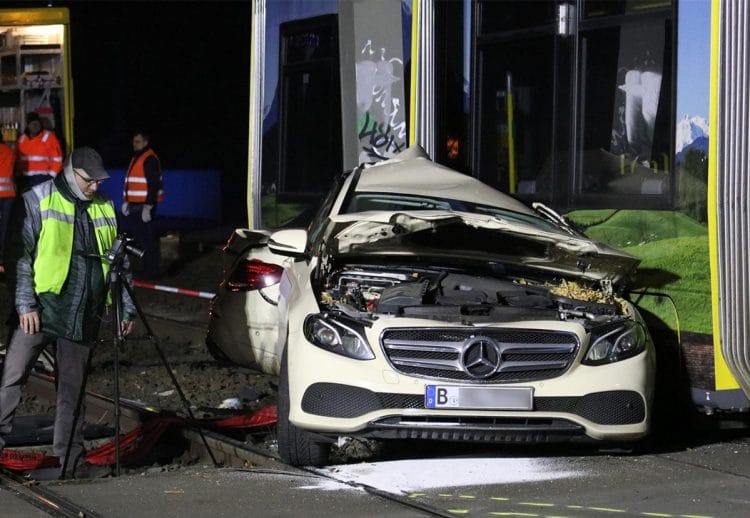 Taxiunfall mit Straßenbahn: Fahrer überlebt, Tochter erhebt schwere Vorwürfe
