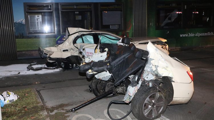 Straßenbahn vs Taxi Fotos Morris Pudwell