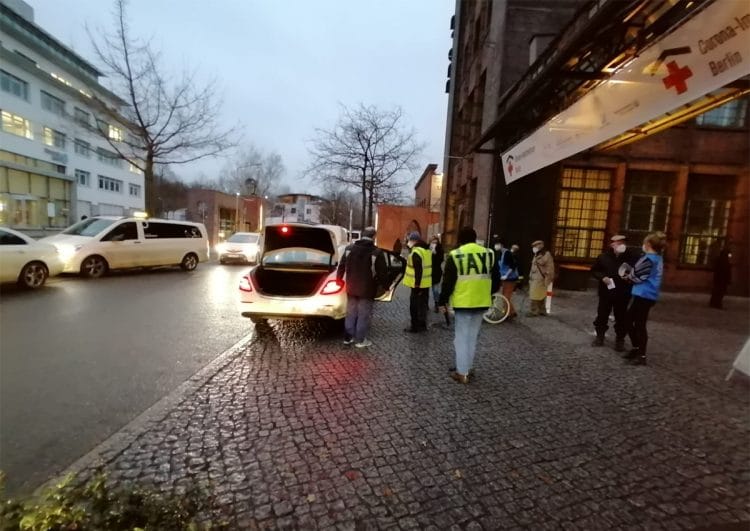 Impftaxis: Berliner Polizei greift in die Vermittlung ein