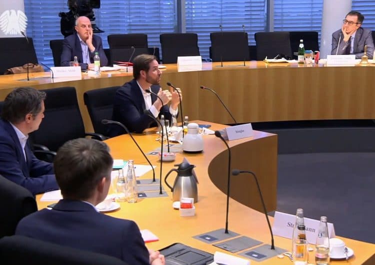 Taxi gegen Uber: Das Eigentor des Uber-Chefs im Bundestag