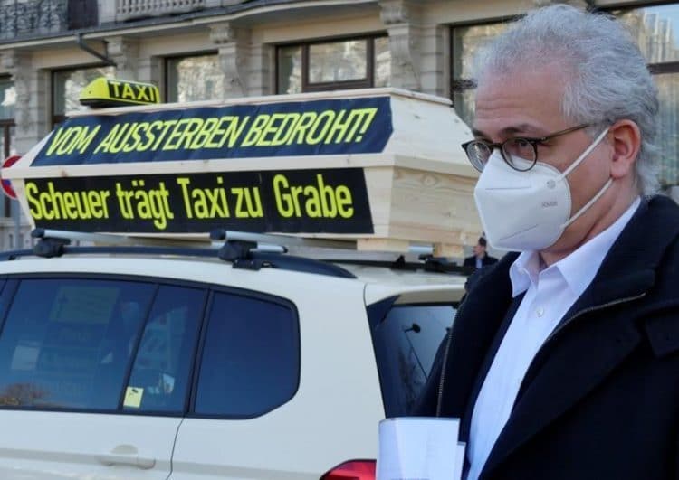 Hessen: 250 Taxis fuhren zur Staatskanzlei