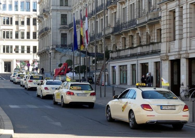 Hessen: 250 Taxis fuhren zur Staatskanzlei