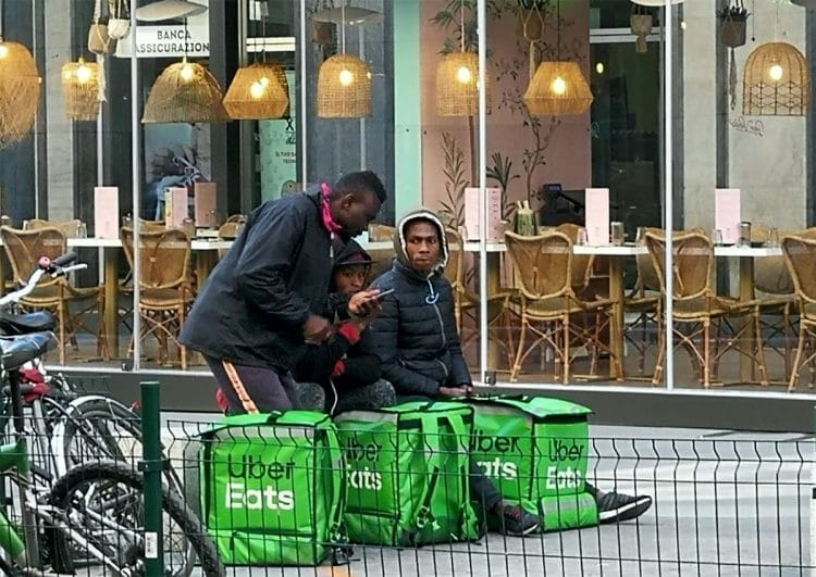 EU-Kommission will Plattformarbeiter aus der Scheinselbstständigkeit holen