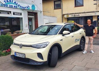 Erste E-Taxis bei Hamburgs Taxizentralen