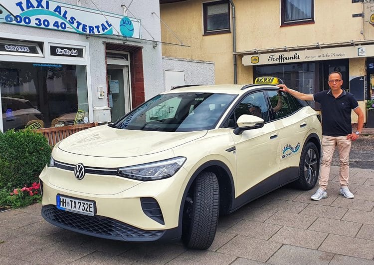 Erste E-Taxis bei Hamburgs Taxizentralen