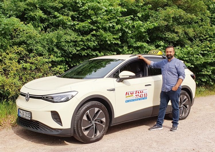 Erste E-Taxis bei Hamburgs Taxizentralen