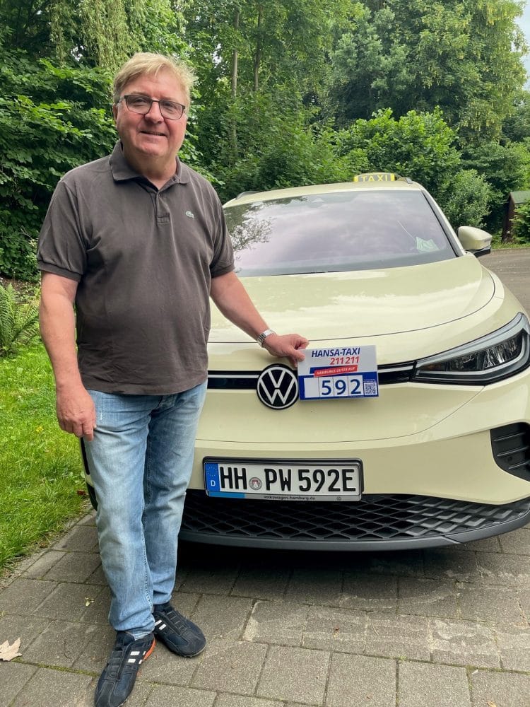 Erste E-Taxis bei Hamburgs Taxizentralen
