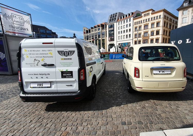 LEVC-Händler präsentiert London-Taxi beim Leipziger Stadtfest