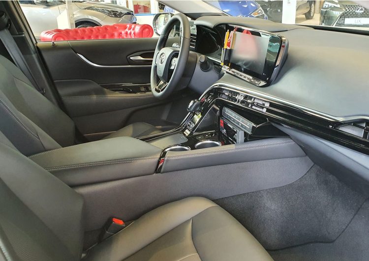 Brennstoffzellen-Taxi Toyota Mirai steht im Autohaus