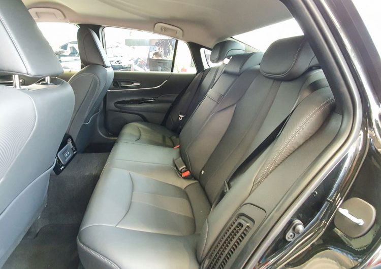 Brennstoffzellen-Taxi Toyota Mirai steht im Autohaus